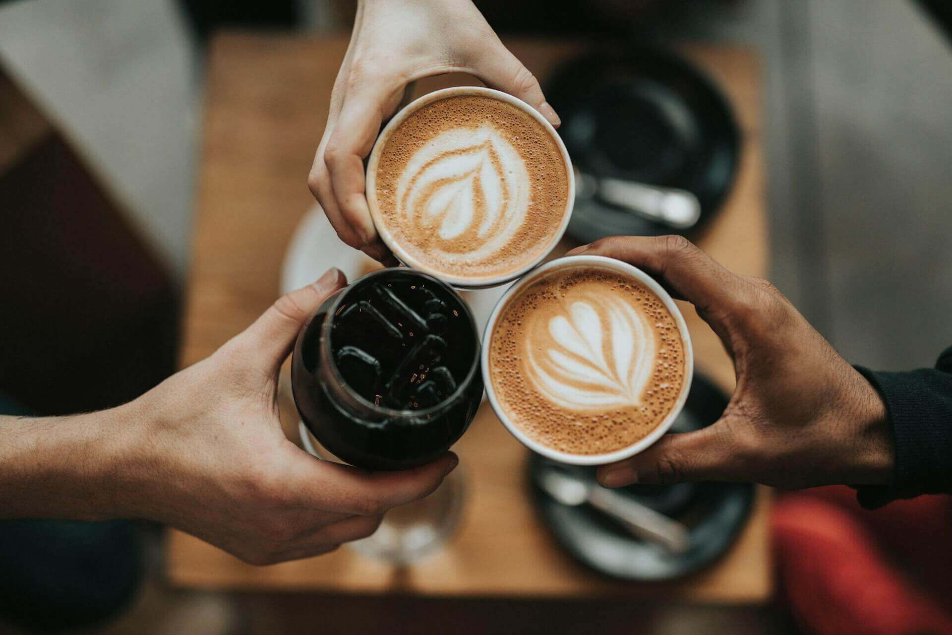 banner con tres tazas de café