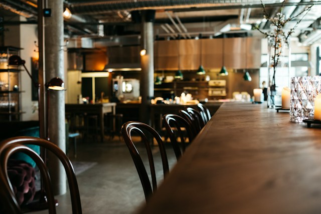 mesa con vista al mostrador de café