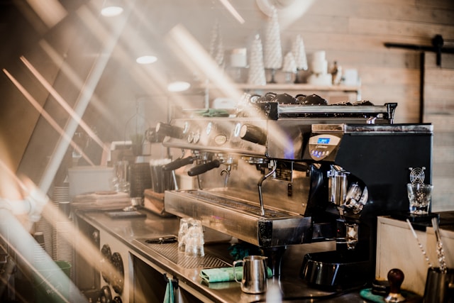 maquina de café sobre una mesa